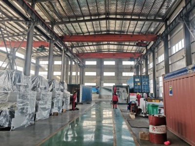 Hur hanterar den här stora bockningsmaskinen krönningskompensation för nedböjning över hela bockningslängden?